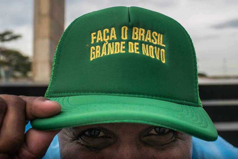 Décio Luiz, 44, militante pró-Bolsonaro, usa boné que remete a 'Make America Great Again', slogan de Donald Trump
