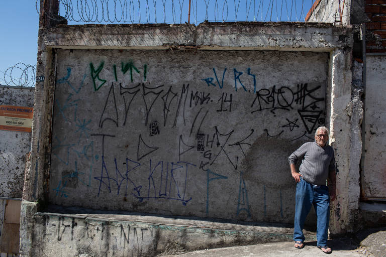 Walter Giacon, 71, morador da Brasilândia que teve a casa desapropriada; hoje, ele mora de aluguel e sempre passa em frente à antiga casa, que ainda está de pé, enquanto a obra do metrô não avança