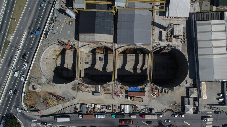 Obras paradas da linha 6-laranja do metrô na Marginal do Tietê, no bairro Freguesia do Ó