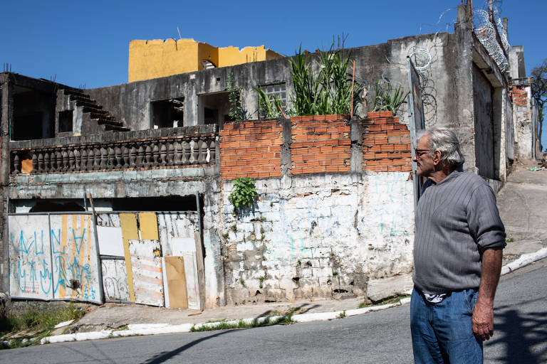 Walter Giacon, 71, morador da Brasilândia que teve a casa desapropriada; hoje, ele mora de aluguel e sempre passa em frente à antiga casa, que ainda está de pé, enquanto a obra do metrô não avança