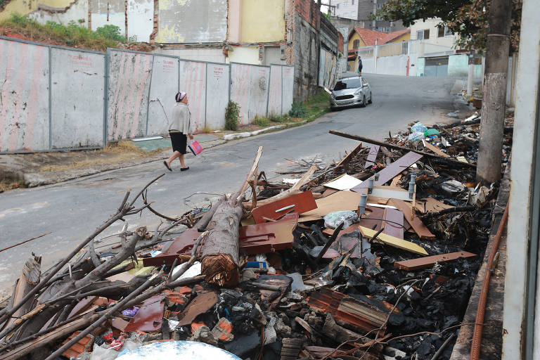 Área desapropriada pelo metrô para construção da futura linha 6-laranja na Brasilândia (zona norte) virou deposito de lixo