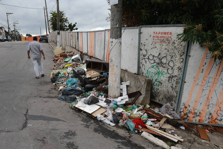 Área desapropriada pelo metrô para construção da futura linha 6-laranja na Brasilândia (zona norte) virou deposito de lixo