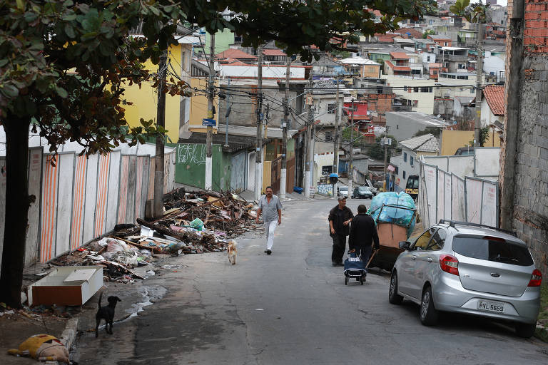 Área desapropriada pelo metrô para construção da futura linha 6-laranja na Brasilândia (zona norte) virou deposito de lixo