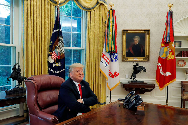 Donald Trump dá entrevista à agência Reuters no Salão Oval da Casa Branca nesta segunda (20)