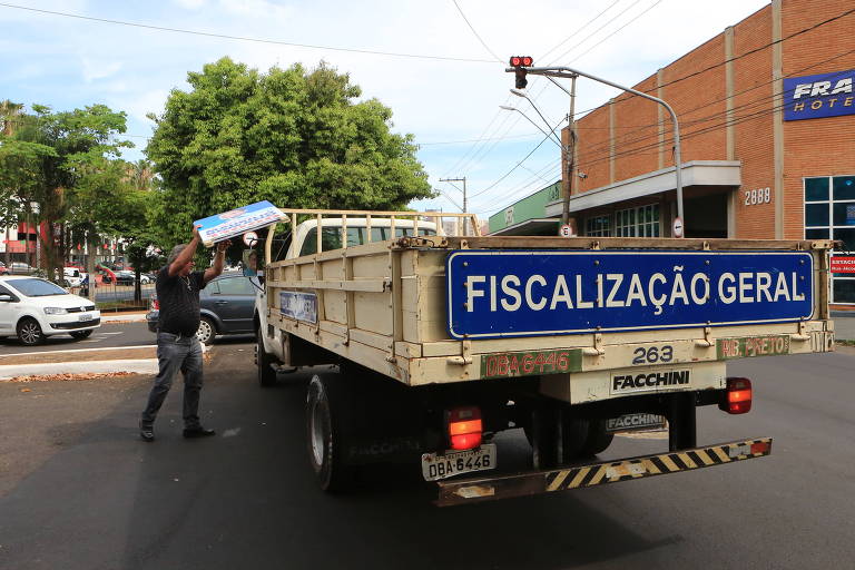 Equipe do setor de fiscalização da Prefeitura de Ribeirão Preto e um oficial da Justiça Eleitoral recolheram cavaletes com propagandas eleitorais de avenida da cidade