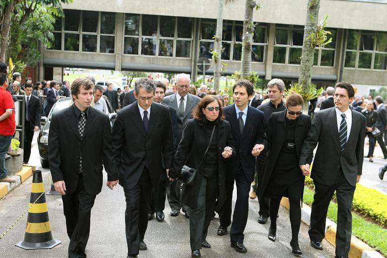 Na saída do cortejo de Octavio Frias de Oliveira, empresário e publisher do jornal Folha de S.Paulo, no cemitério Gethsêmani, no bairro do Morumbi, em São Paulo, os quatro filhos, Otavio Frias Filho, Maria Helena, Luiz e Maria Cristina Frias, ladeados por familiares