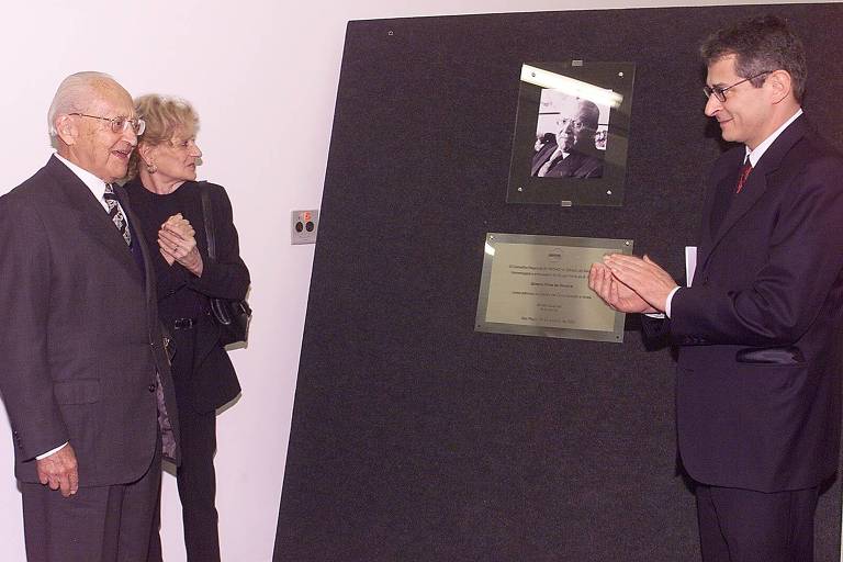 O publisher da Folha de S.Paulo, Octavio Frias de Oliveira, ao lado de sua mulher, Dagmar Frias de Oliveira, e do filho Otavio Frias Filho no Senac de São Paulo, onde recebeu homenagem da Federação do Comércio, do Centro do Comércio e dos conselhos regionais do Sesc e do Senac