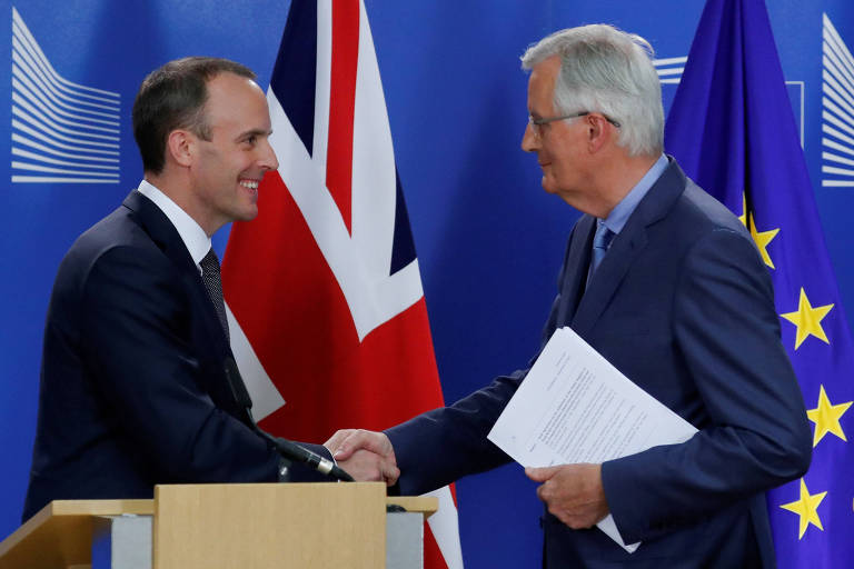 O secretário britânico do 'brexit', Dominic Raab, cumprimenta o negociador da União Europeia, Michel Barnier, em Bruxelas