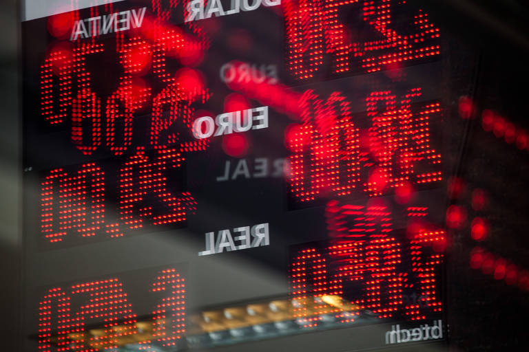 O governo Macri chegou a tomar medidas para conter a inflação, como a emissão de cédulas de 200, 500 e 1.000 pesos, mas nada segurou a sangria da economia argentina, que a partir de 2019 viu sua moeda derreter diante do dólar