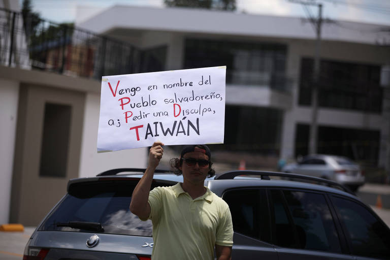 Salvadorenho protesta contra a decisão de El Salvador de deixar de reconhecer Taiwan em San Salvador