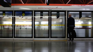 Portas na plataforma da estação Vila Matilde, da linha 3-vermelha