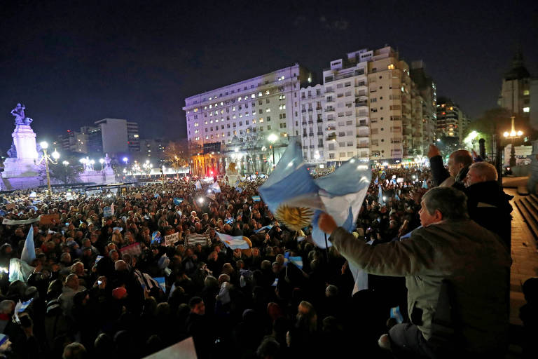 Manifestantes participam de ato em Buenos AIres nesta terça (21) na frente do Senado para pedir a retirada da imunidade de Cristina Kirchner