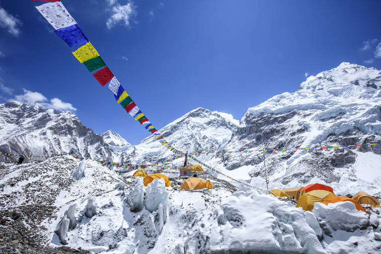Missão para limpar o monte Everest recolhe três toneladas de lixo