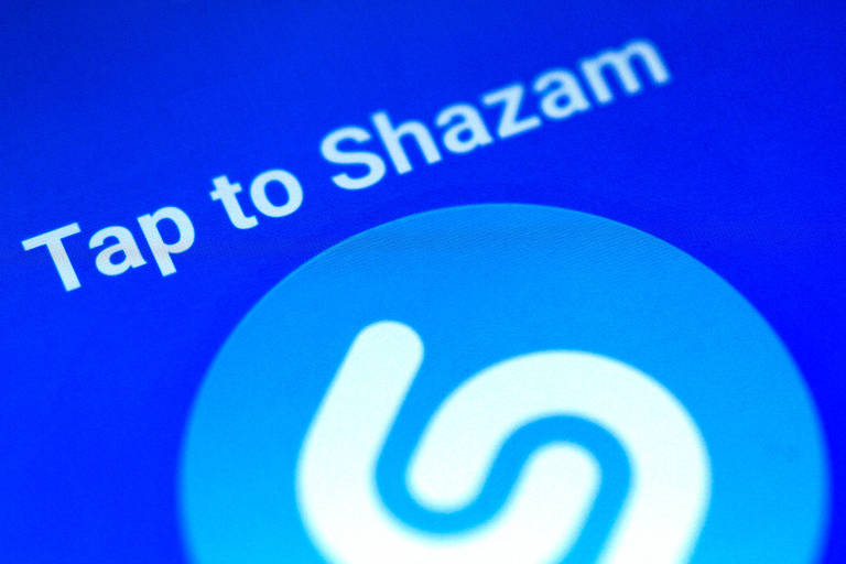 Foto do logo do aplicativo Shazam em fundo azul