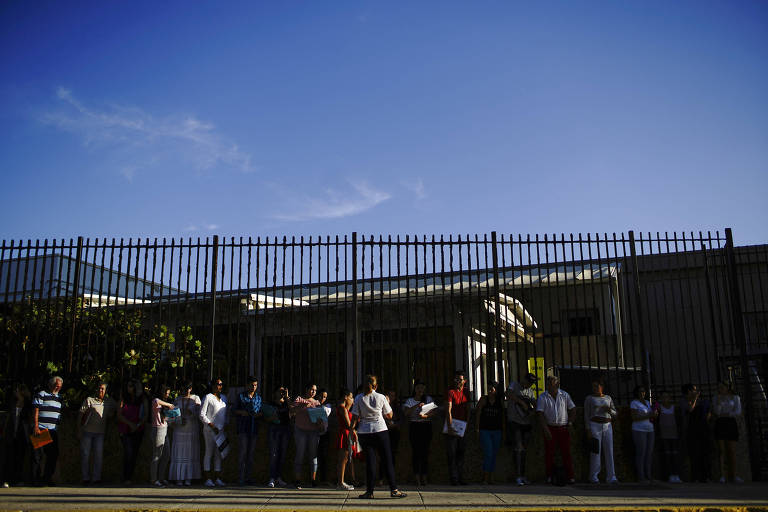 Pessoas aguardam do lado de fora da embaixada dos Estados Unidos em Havana