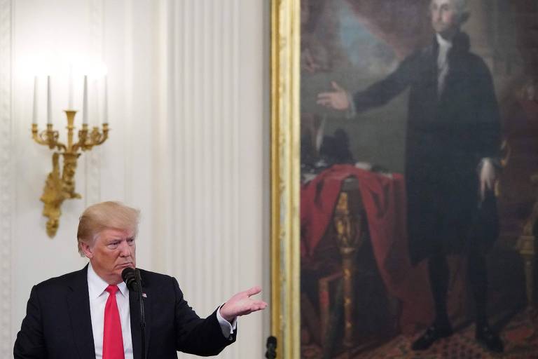 O presidente americano Donald Trump em frente a retrato de George Washington na Casa Branca nesta quarta (22)