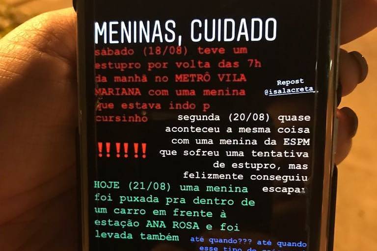 Uma mão segura um celular Samsung com uma imagem na tela, print de uma story do Instagram com vários relatos dos supostos ataques na região da Vila Mariana, escritos em cores diferentes