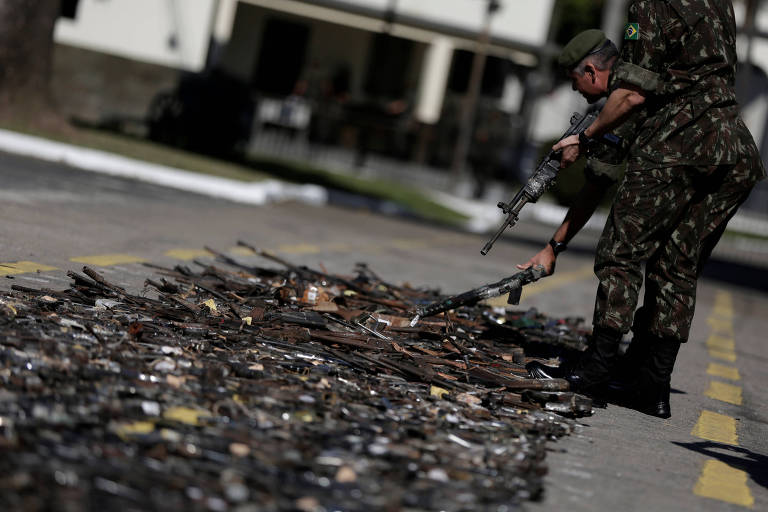 Militares preparam armas para serem destruídas no Rio de Janeiro 