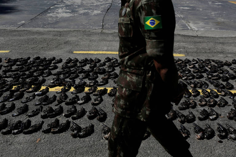 Militares destroem quase 9.000 armas apreendidas com criminosos ou entregues
voluntariamente por cidadãos no Rio de Janeiro