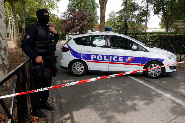 Policiais bloqueiam rua depois de um homem matar duas pessoas a facadas em Trappes, na região metropolitana de Paris