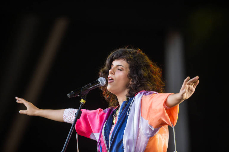 A cantora paulistana Céu se apresenta no aniversário da festa Sexta Básica