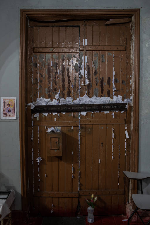Uma das portas da capela é dedicada a Chaguinhas; religiosos colocam pequenos bilhetes com pedidos e agradecimentos nos vãos da madeira