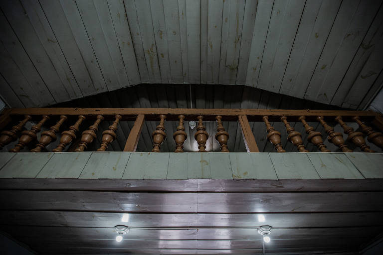 O coro, numa espécie de mezanino sobre a porta central, está rebaixado, após anos sem preservação