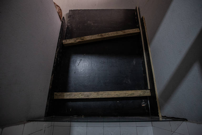 Após a obra, uma placa de madeira ampara a parede da uma pequena sala onde são guardados o vinho e a hóstia para as missas.