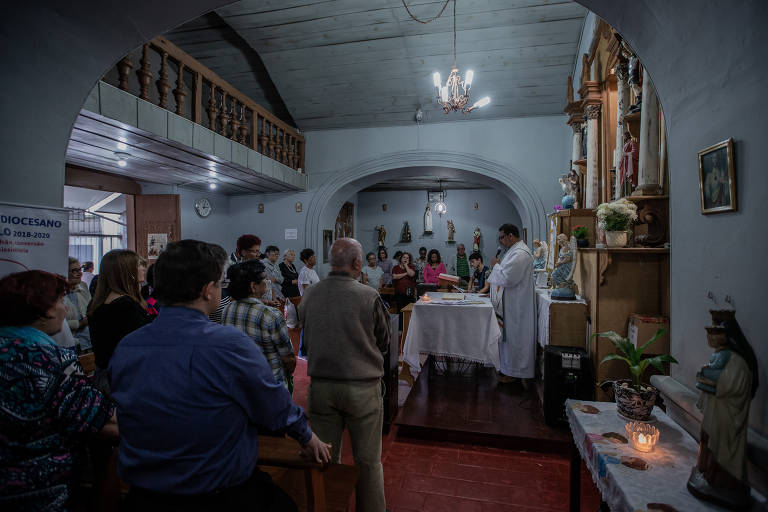 Às segundas-feiras, dia de culto ao antepassados nas igrejas e único dia de missas na capela dos Aflitos, o templo lota
