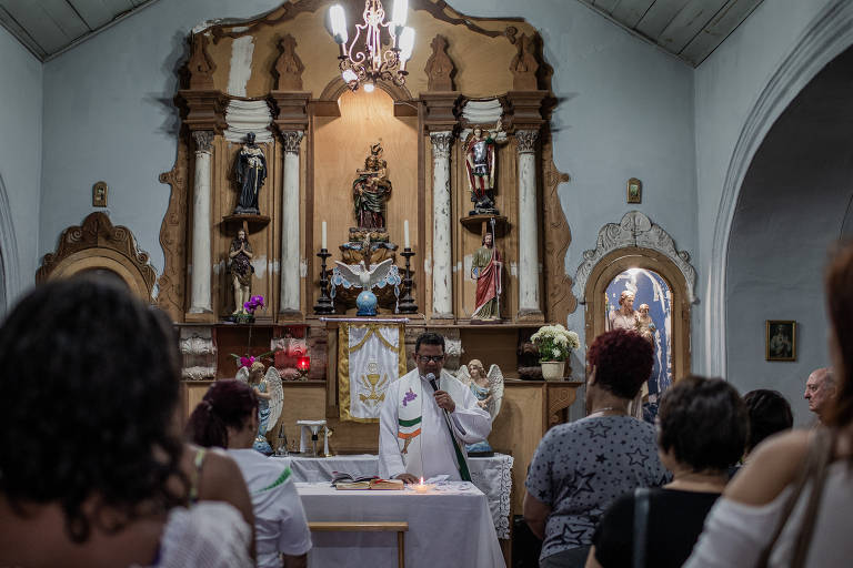 O altar muito simples de madeira e gesso é dedicado à Nossa Senhora dos Aflitos, a capela fazia parte do primeiro cemitério público de São Paulo