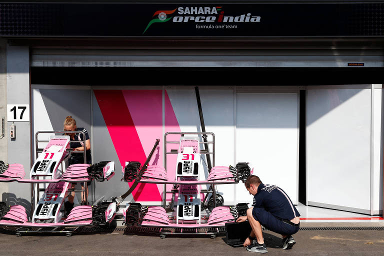 Mecânico trabalha diante do boxe da Force India, no autódromo de Spa-Francorchamps (BEL)