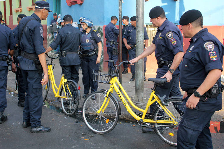 Agentes da GCM recolhem bicicletas do serviço Yellow recuperadas durante operação na cracolândia