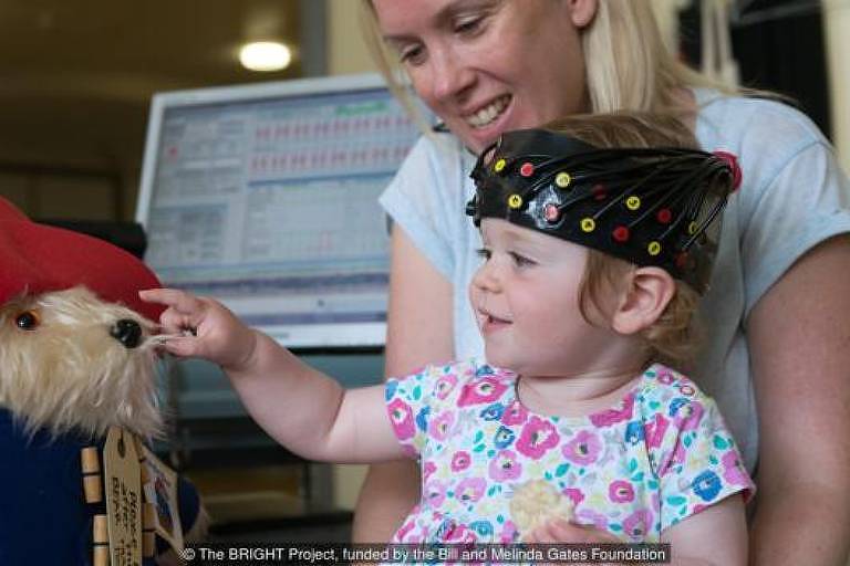 Cérebro de bebê é estudado com capacete de eletrodos