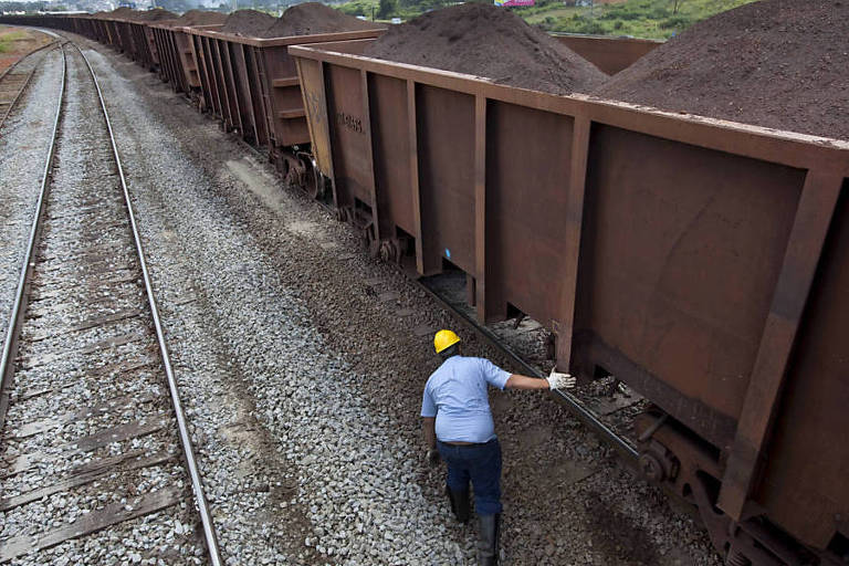 Operadores fazem manobra para dividir composição carregada de minério de ferro em um pátio em Itaquaquecetuba, na Grande São Paulo