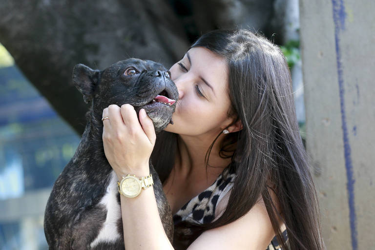 Adriana Meira faz trilhas com seu cachorro, Gael