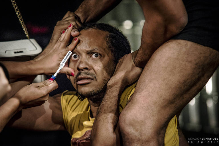 Cena da peça "Navalha na Carne"