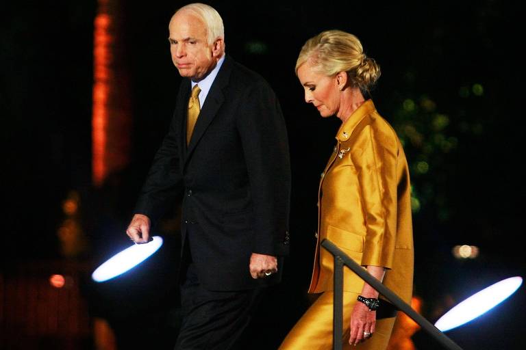 O candidato republicano derrotado à Casa Branca, John McCain, sobe com a mulher, Cindy, ao palco para fazer o discurso reconhecendo a vitória de Barack Obama, em Phoenix (Arizona) 