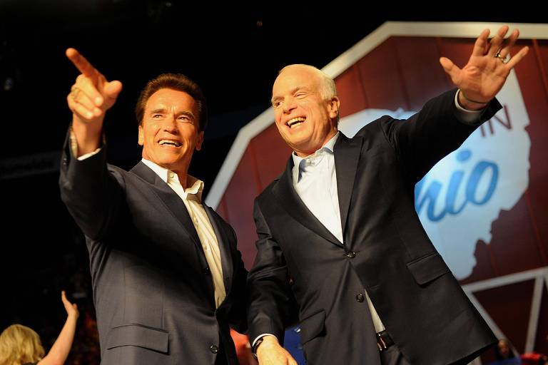 O então governador da Califórnia, Arnold Schwarzenegger (esq.), participa de ato de campanha ao lado de John McCain, em Columbus (Ohio) 