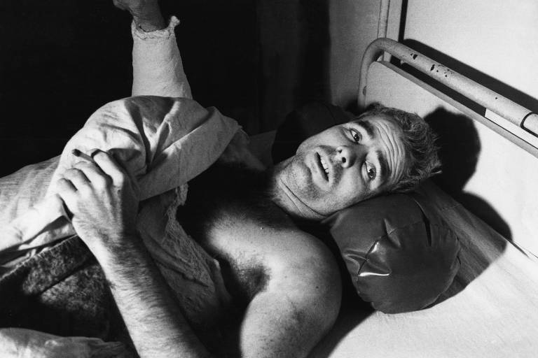 Imagem de um fotógrafo americano de 1967 mostra o major da Força Naval dos EUA John McCain em uma cama de hospital em Hanói, no Vietnã 