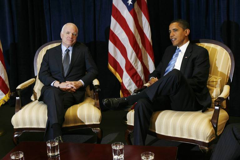 Barack Obama, presidente eleito dos EUA, em encontro com o ex-rival, o republicano John McCain, em Chicago, Illinois
