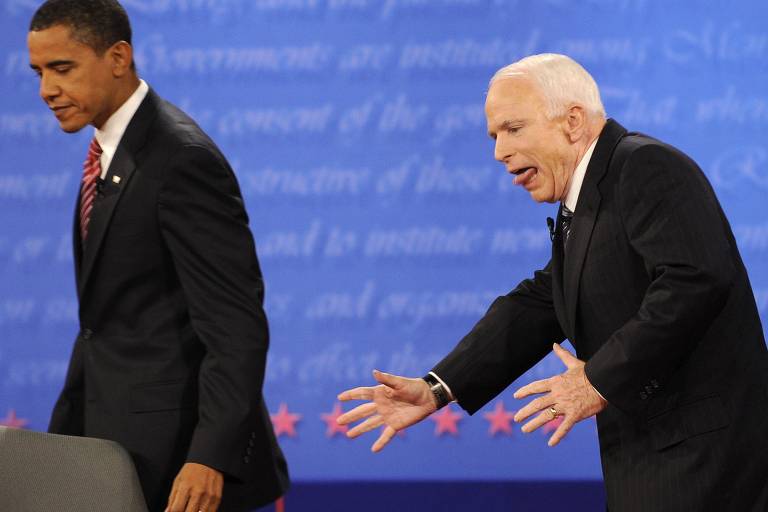 Os senadores e candidatos Barack Obama (à esq.), do Partido Democrata, e John McCain, do Partido Republicano, durante o último debate, em Hempstead (EUA)