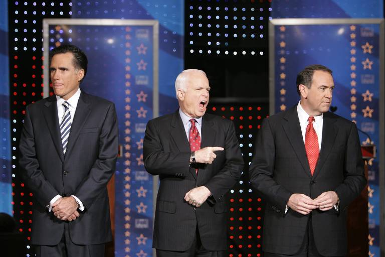 Mitt Romney (esq.), John McCain e Mike Huckabee (dir.) participam de debate presidencial republicano, em Myrtle Beach (Carolina do Sul) 