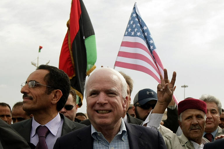 O senador John McCain faz tour por região rebelde em Benghazi, na Líbia 
