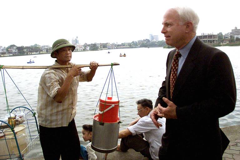 John McCain, senador norte americano pelo Arizona, caminha às margens do Lago Truc Bach, em Hanói (Vietnã), de onde foi retirado depois que seu avião foi atingido quando sobrevoava a cidade, durante a Guerra do Vietnã