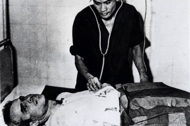 John McCain é atendido em hospital em Hanói, no Vietnã, como prisioneiro de guerra, em 1967