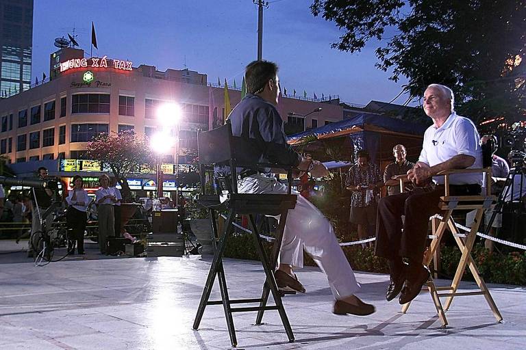 O senador e veterano da Guerra do Vietnã, John McCain (à dir.) ouve o entrevistador Matt Lauer durante um programa ao vivo da NBC em Ho Chi Minh (Vietnã)