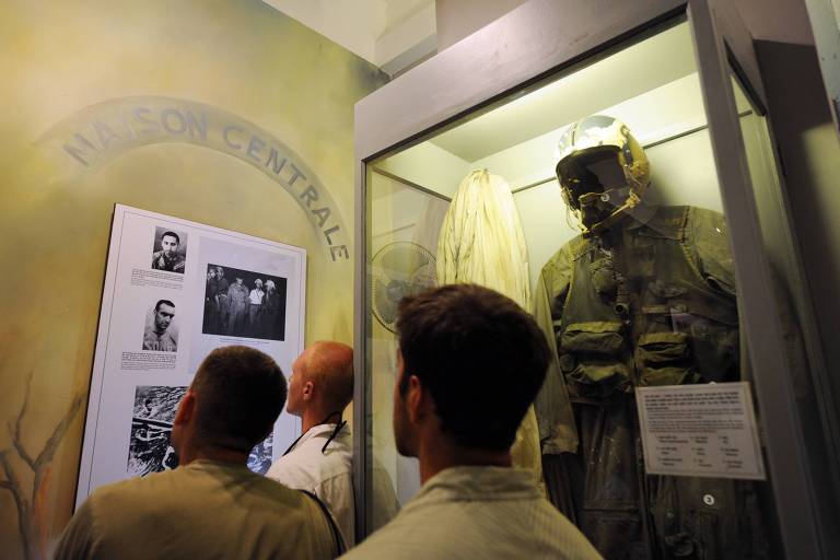 O Museu Hanói exibe traje usado por John McCain durante Guerra do Vietnã