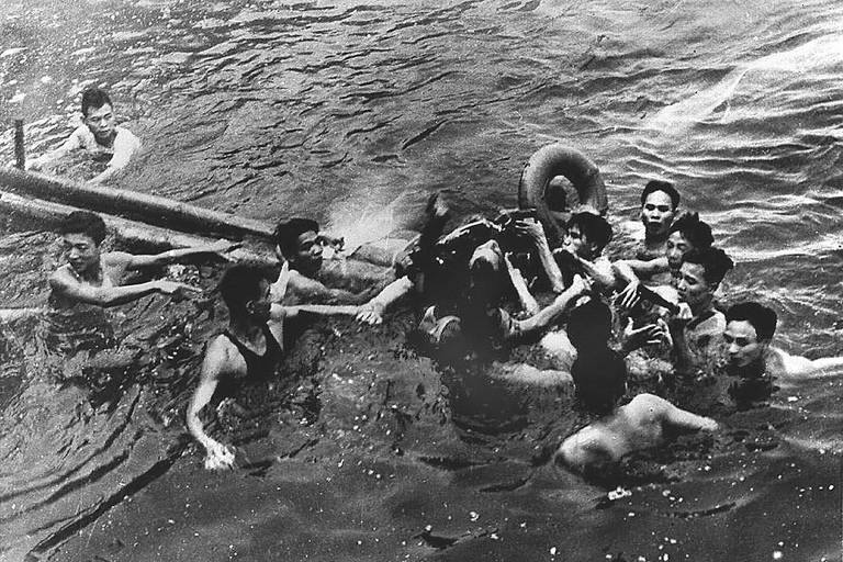 Foto do acervo da biblioteca do Congresso mostra a captura de John McCain, candidato derrotado à presidência dos EUA na eleição de 2008, que foi prisioneiro de guerra no Vietnã