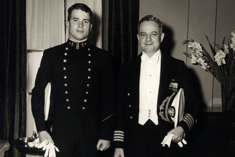 John McCain seguiu a carreira do pai (dir.) e avô almirantes