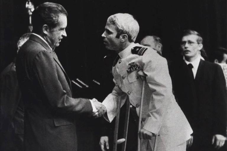 O presidente Richard Nixon (à esq.) cumprimenta John McCain após este ficar 5 anos como prisioneiro no Vietnã, em Washington (EUA)